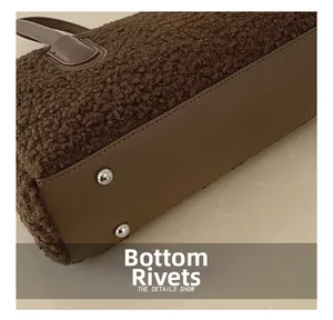 Détail du fond de sac en peluche marron avec rivets de protection en métal argenté