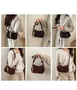 Détails du sac hobo rétro avec bandoulière nouée et breloques en perles en deux couleurs