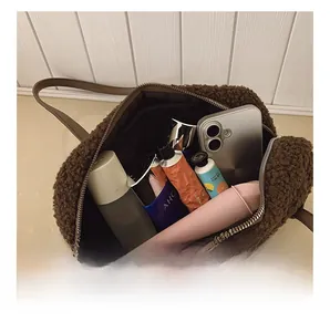 Vue détaillée de l'intérieur du sac cabas en polaire marron montrant sa grande capacité