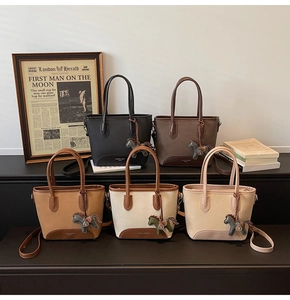 Fila de bolsos bombonera de lona con adornos de cuero y dijes de caballo en cinco colores