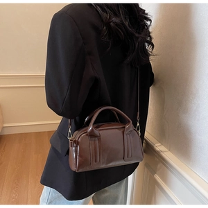 Détails du sac bandoulière vintage marron foncé en cuir synthétique poli et crochets en métal