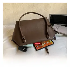 Grand sac fourre-tout marron foncé montrant l'intérieur spacieux et les essentiels
