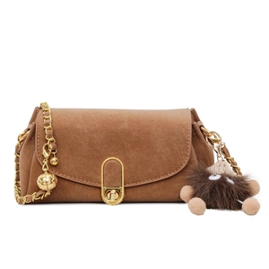 Sac bandoulière marron mat avec chaîne dorée et breloque en peluche douce