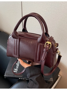 Borsa a cilindro vintage rosso vino scuro in ecopelle con manici e dettagli in oro opaco