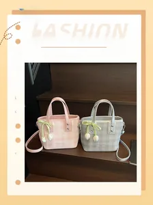 Détail de sacs seaux à carreaux avec pendentifs tulipes en rose et gris