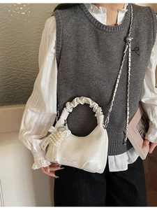 Sac à main demi-lune blanc avec poignée plissée nuage et bandoulière chaîne