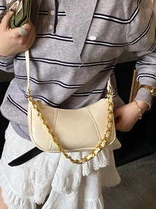 Beige sichelförmige Kettentasche mit Goldbeschlägen und verstellbarem Gurt für Damen