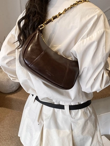 Dunkelbraune Retro-Halbmond-Umhängetasche mit goldener Kette an einem Model