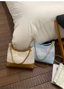 Détail de sacs à bandoulière vintage avec chaînes dorées et logo à double anneau