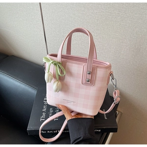 Vue détaillée du sac cabas à carreaux roses avec pendentif tulipe et bandoulière réglable