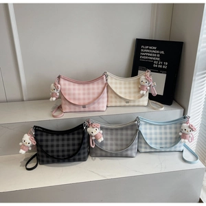 Collection de sacs bandoulière quadrillés en cinq couleurs avec pendentifs en peluche