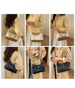 Détail du sac hobo rétro en jacquard avec chaîne dorée porté par un mannequin asiatique