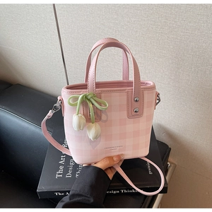 Sac seau à carreaux rose avec pendentif tulipe et inscription FASHION & BAGS