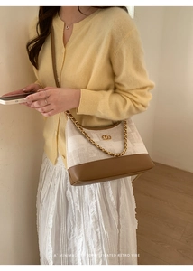 Détail du sac rétro porté épaule en jacquard beige et finitions en cuir marron