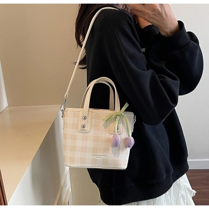 Détails du sac seau à carreaux beige avec pendentif tulipe et bandoulière chic