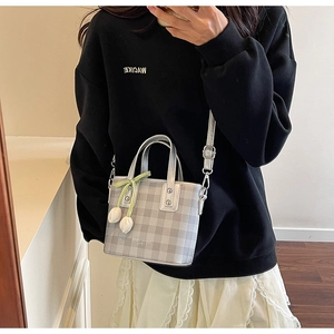 Sac seau à damier argenté avec breloque tulipe et détail de bandoulière élégante
