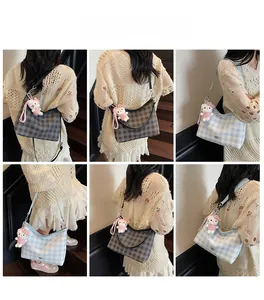 Détails des sacs hobo à grands carreaux gris et bleus avec charms en peluche rose
