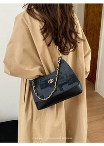 Détail du sac à main rétro en jacquard avec chaîne dorée et finitions en cuir noir