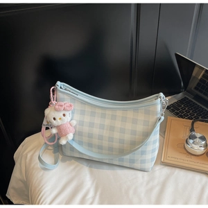 Détail du sac cabas à carreaux bleu clair avec charm chat en peluche mignon