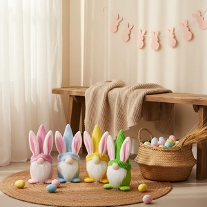 Lot de quatre gnomes de Pâques colorés avec oreilles de lapin sur tapis pour déco