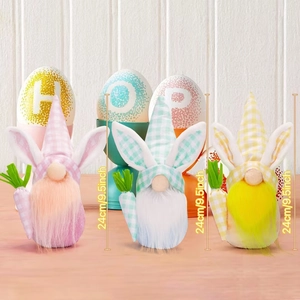Détail de trois gnomes de Pâques de 24 cm avec oreilles de lapin et mini carottes