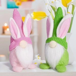 Vue détaillée de gnomes de Pâques en peluche avec chapeaux tricotés et longues barbes
