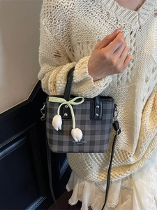Sac seau chic à carreaux avec breloque tulipe et bandoulière pour un usage quotidien