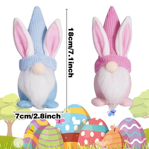 Vue détaillée des gnomes de Pâques roses et bleus avec oreilles de lapin et taille