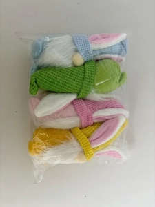 Détail de quatre gnomes de Pâques colorés sous emballage avec chapeaux à oreilles de lapin