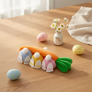 Set de peluche de Pascua con tres conejitos coloridos y una bolsa de zanahoria con cremallera
