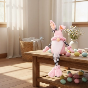 Gnomo coniglio di Pasqua rosa con gambe lunghe su tavolo in legno con decorazioni