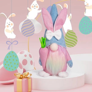 Gnomo de Pascua de peluche con orejas de conejo y barba arcoíris sosteniendo zanahoria