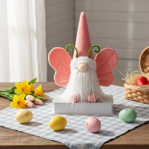 Gnome de Pâques rose avec ailes de papillon et barbe blanche en décor floral