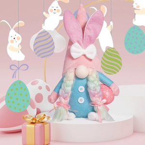 Gnomo de Pascua rosa y azul con orejas de conejo y huevo para decoración festiva