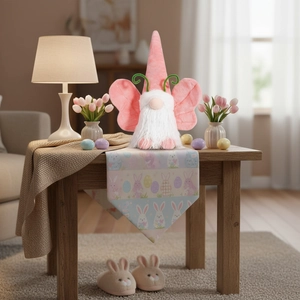 Gnome de Pâques en peluche avec ailes de papillon roses et antennes vertes dans un décor chaleureux