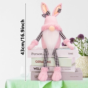 Gnomo coniglio di Pasqua rosa con fiocco a scacchi seduto su libri, altezza 43 cm