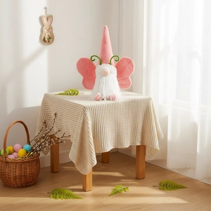 Poupée gnome de Pâques avec ailes roses et chapeau pointu pour décoration printanière