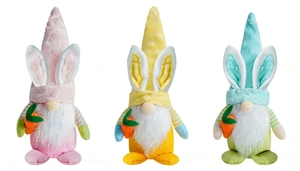 Dettaglio dei gnomi pasquali in peluche con orecchie da coniglio e carote colorate