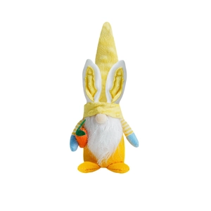 Gnomo pasquale di peluche con orecchie di coniglio e carota nel design giallo vivo