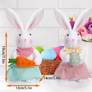 Osterhasen Plüschfiguren Set mit Karotte und Osterei, weißer Backstein Hintergrund