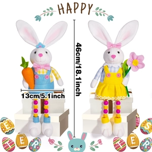 Detalle de peluches de conejo de Pascua con patas de cuentas y adornos de zanahoria