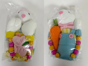 Detalle de conejo de Pascua de peluche con zanahoria y patas de cuentas de madera