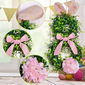 Detailansichten des Osterhasen-Kranzes mit Sackleinen-Ohren und rosa Blumenakzenten.
