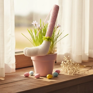 Osterhasen-Beine als Deko-Stecker mit rosa Punkten für DIY-Blumenarrangements