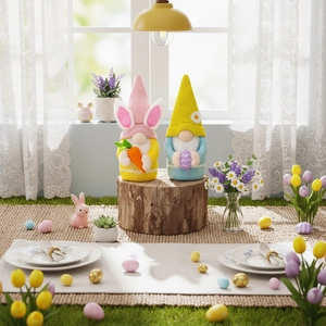 Detalle de gnomos de Pascua con orejas de conejo, zanahoria y huevo en tronco de madera
