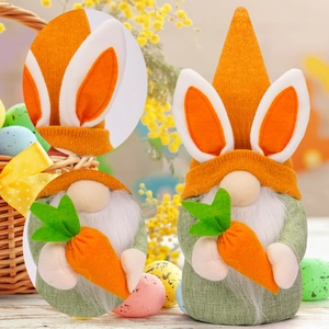 Detalle de gnomo de Pascua con orejas de conejo tejidas y adorno de zanahoria suave