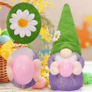 Detalle de la textura del gnomo de Pascua tejido y el huevo rosa con lunares