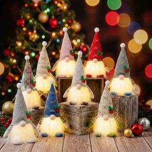 Dettaglio di gnomi di Natale luminosi con luci LED calde e decorazioni festive
