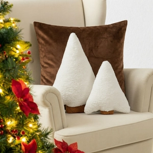 Gros plan de coussins sapin de Noël en peluche blanche et coussin velours marron