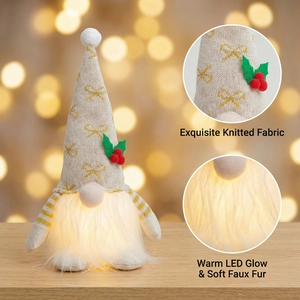 Dettaglio di uno gnomo di Natale luminoso con cappello a maglia e barba a LED